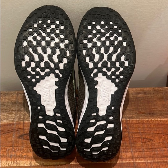 Nike Revolution Youth Green Athletic Shoes - Picture 6 of 6